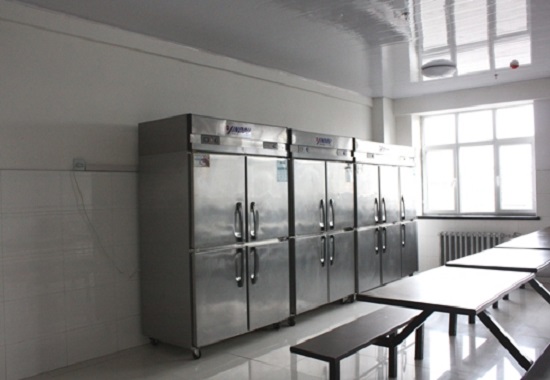  生涯区-现代化的食堂