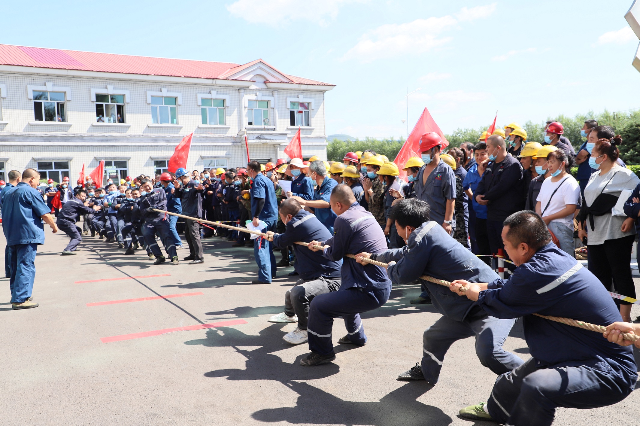 “迎八一?聚合力”职工拔河角逐