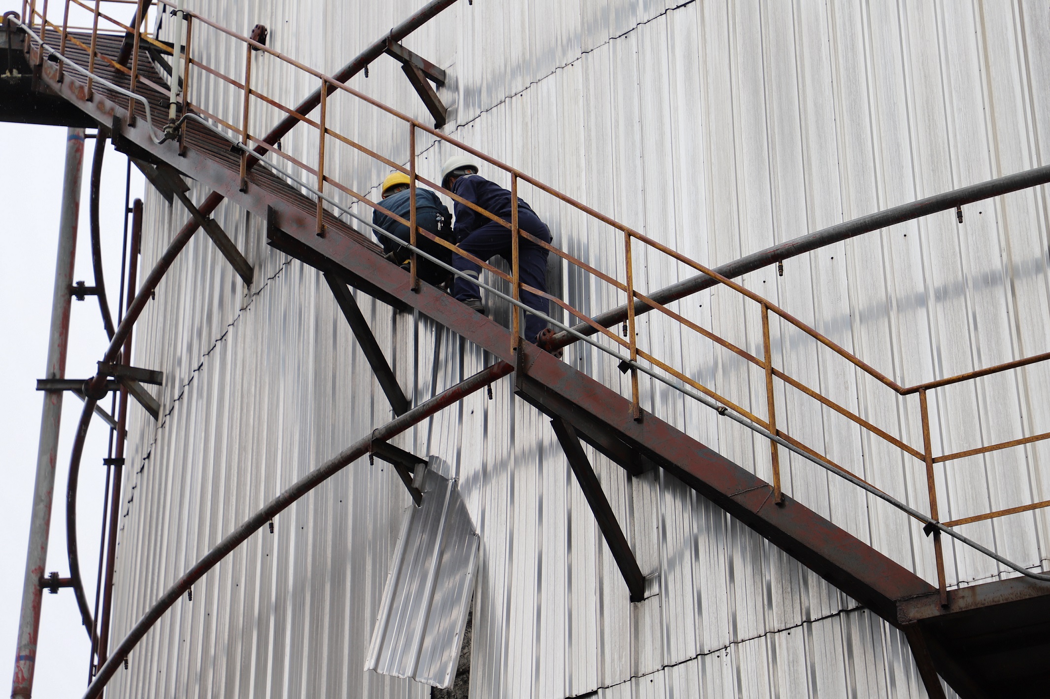 台风天抢建5千立煤焦油储罐保温皮的破损处